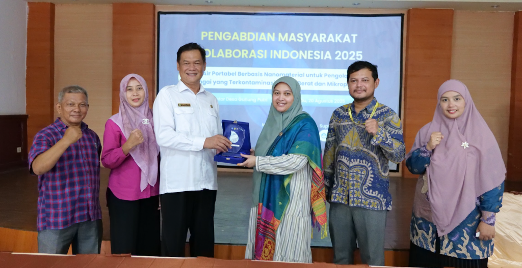 A group of people standing in front of a screen

AI-generated content may be incorrect.